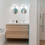 Salle de bain rénovée à Lyon, double vasque baignoire et douche